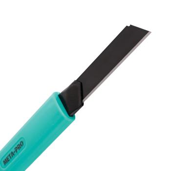 Tapetenmesser beim Schneiden von Tapeten im Innenausbau