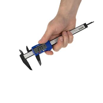 Digitaler Messschieber 150 mm beim Messen eines Metallteils