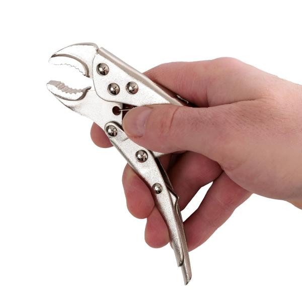 Spannzange mit ovalen Backen fixiert Rohre im Metallbau